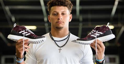 pat mahomes shoes off plan